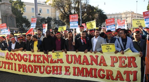 Manifestazione contro il razzismo e il decreto Salvini, in migliaia sfilano a Roma