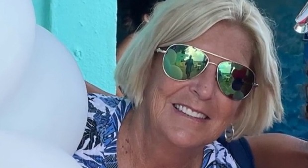 Donna trafitta da un ombrellone in spiaggia, tragedia in South Carolina: muore a 63 Tammy Perreault