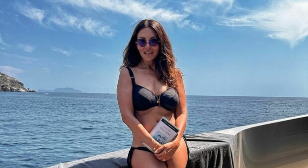 Sabrina Ferilli infiamma l'estate, bikini da urlo, libro e l'appello: «Leggiamo di più»