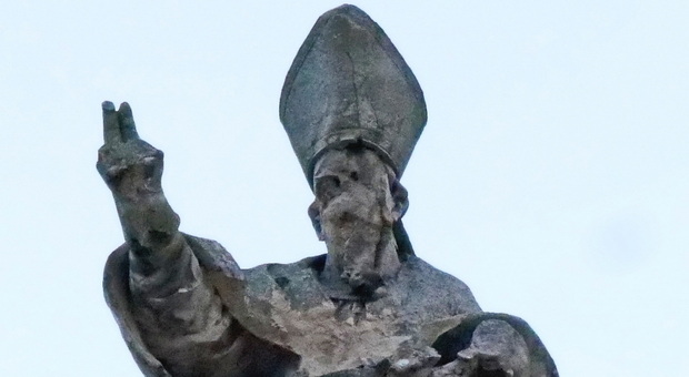 Maltempo a Lecce, allagata la cattedrale. Un fulmine danneggia la statua di Sant'Oronzo