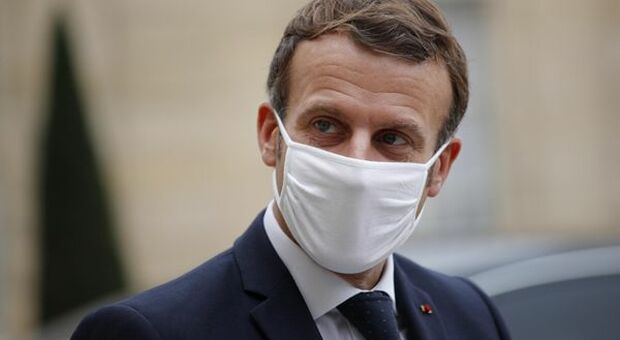 Covid, Macron: "Da agosto green pass per ristoranti e trasporti"