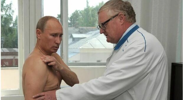 Putin ha un tumore o il Parkinson? I fedelissimi negano, ma i suoi impegni rivelano le condizioni reali