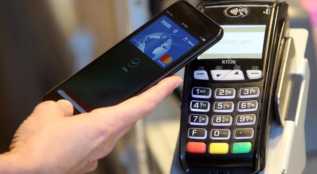 Bancomat, carte di credito e moneta elettronica: ipotesi incentivi a chi li usa