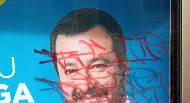 Scarabocchi su Salvini, imbrattata la sede della Lega. Latini e Lustica all’attacco: «I sedicenti democratici rispondono solo così»