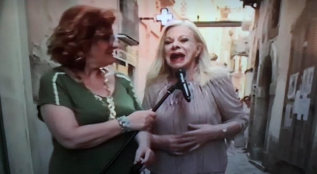 Sandra Milo intervista un'anziana a Vita in Diretta, poi compie un gesto che spiazza tutti. Andrea Delogu allibita: «No!»