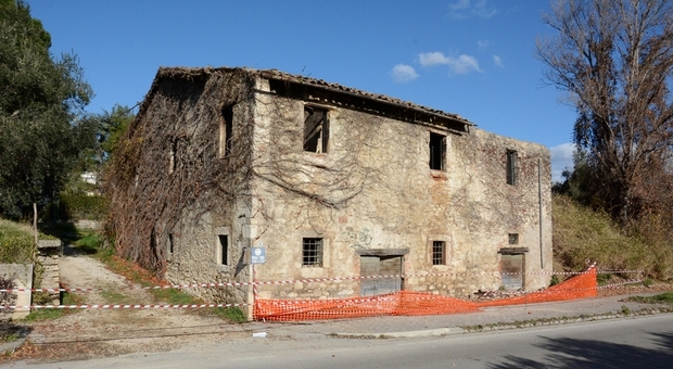 Il casolare abbandonato a Monticelli popoloso quartiere di Ascoli