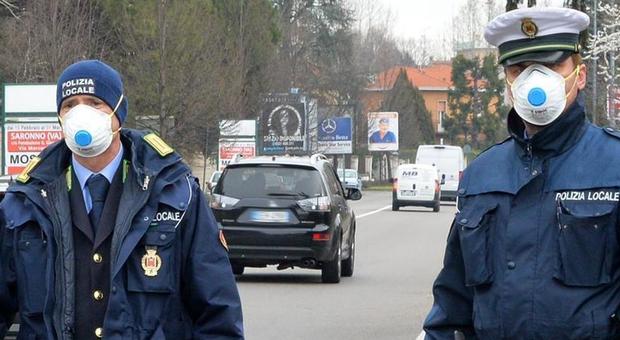 Polizia al lavoro durante i controlli in strada, foto d'archivio Polizia al lavoro durante i controlli in strada, foto d'archivio
