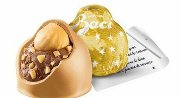 Bacio Perugina Gold, il nuovo cioccolatino impazza sui social. Cambiano anche i celebri bigliettini Bacio Perugina Gold, il nuovo cioccolatino impazza sui social. Cambiano anche i celebri bigliettini