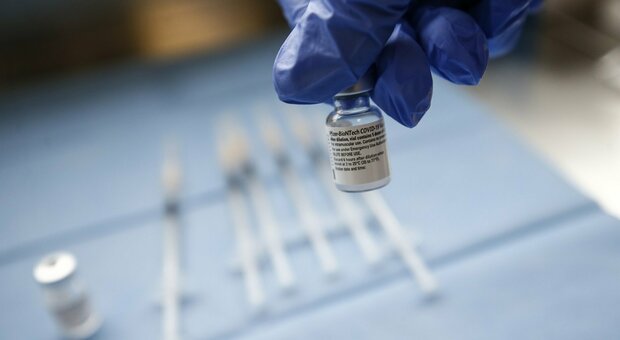 Gli ordini professionali hanno sospeso medici e infermieri no vax