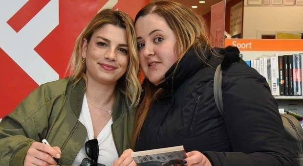 Rosaria, morta a 22 anni dopo l'intervento per dimagrire. Il post di Emma Marrone su twitter Rosaria, morta a 22 anni dopo l'intervento per dimagrire. Il post di Emma Marrone su twitter