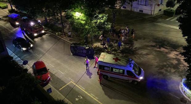 Auto si ribalta nella notte lungo il Viale, paura tra i residenti. Persone soccorse dalla Croce Rossa Auto si ribalta nella notte lungo il Viale, paura tra i residenti. Persone soccorse dalla Croce Rossa
