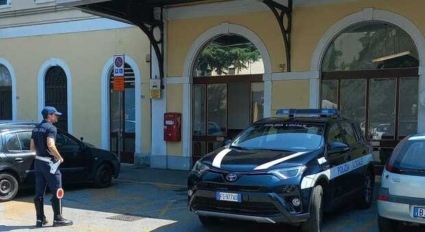 Polizia locale alla stazione di Schio dopo l'operazione antidroga
