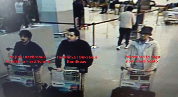 Bruxelles, identificato l'artificiere: è uno dei due kamikaze dell'aeroporto. Un altro sospetto in fuga