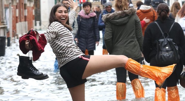 Acqua alta a Venezia, cala la marea: turisti a caccia di selfie nel dramma della città allagata Acqua alta a Venezia, cala la marea: turisti a caccia di selfie nel dramma della città allagata