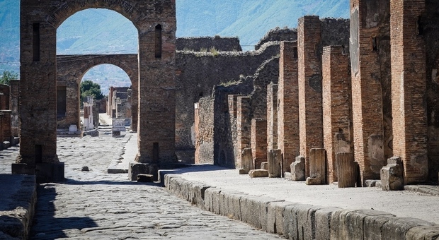 Una strada tra le Domus di Pompei