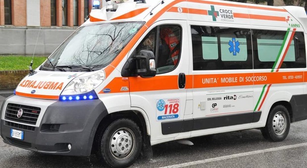 Va fuori strada e finisce la corso contro un albero, soccorso con l'eliambulanza Va fuori strada e finisce la corso contro un albero, soccorso con l'eliambulanza