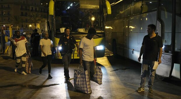 Abruzzo, in arrivo duecento migranti: cinquanta in ogni provincia Abruzzo, in arrivo duecento migranti: cinquanta in ogni provincia