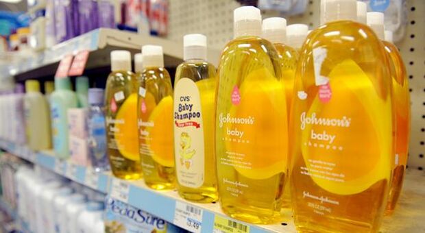 Johnson & Johnson ferma vendite talco a livello globale, ma difende sicurezza Johnson & Johnson ferma vendite talco a livello globale, ma difende sicurezza