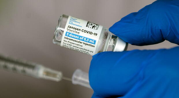 Covid, allarme per il vaccino Johnson & Johnson: «Può causare una patologia neurologica rara»
