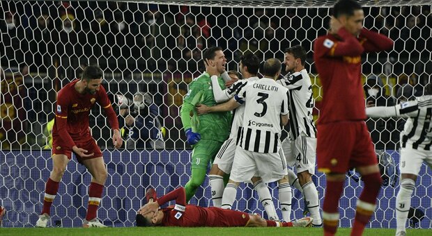 Roma choc: da 3-1 a 3-4, all'Olimpico passa la Juve. L'ex Szczesny para un rigore a Pellegrini nel finale