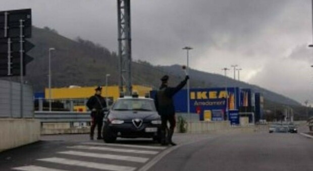 I carabinieri hanno fermato il ladro che rubava nelle auto all'Ikea