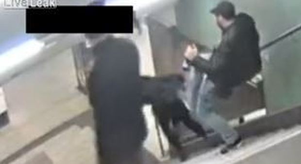 Ragazza giù dalle scale con calcio alle spalle nella metro: un arresto