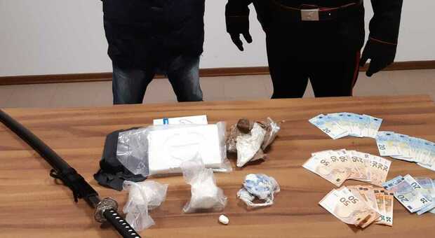 Urbino, giovane pusher arrestato con un chilo e mezzo di cocaina, i soldi e una katana