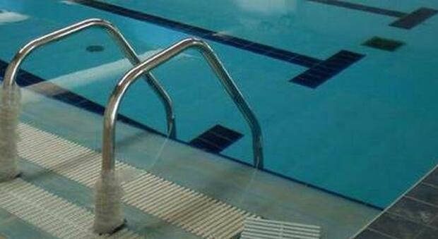 Uomo di 37 anni trovato morto nella piscina di un ex hotel: «Forse si è suicidato»