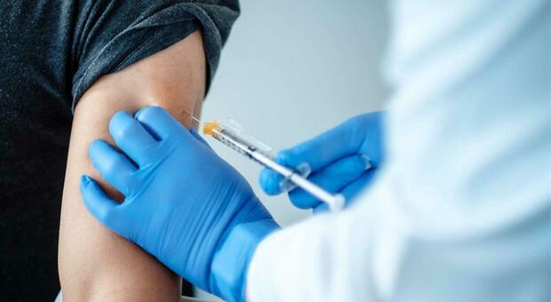 Vaccini, scontro sull'obbligo per i dipendenti pubblici: il punto sulla campagna