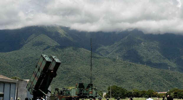 Taiwan, il governo dell'isola mette in mostra il suo sistema antiaereo: "tour" organizzato per i media nella base di Hualien