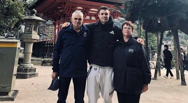 Dan Carter insieme ai genitori nel loro primo viaggio in Giappone, foto tratta dal suo profilo Twitter