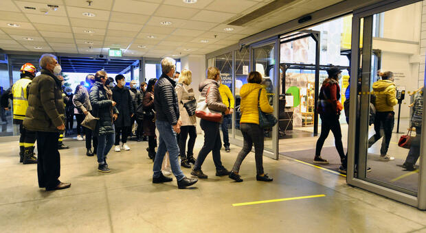 Milano, paura all'Ikea: sostanze irritanti nell'aria, evacuati mille clienti. «Forse spray al peperoncino»