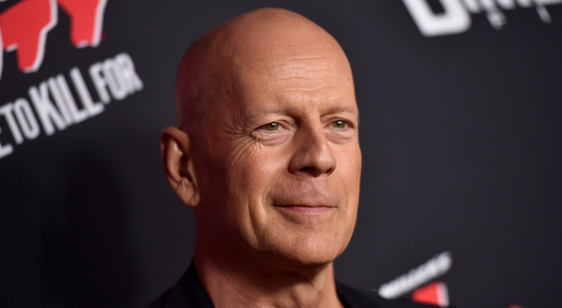 Covid, Bruce Willis in farmacia si rifiuta di indossare la mascherina: «Ho commesso un errore, proteggetevi»