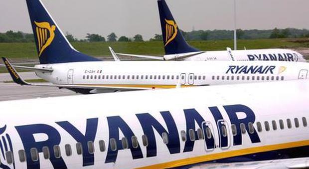 Ryanair, il bagaglio a mano costa ancora di più: nuovo aumento in arrivo
