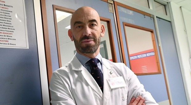 Covid, l'infettivologo Bassetti: «Tampone negativo non è liberi tutti, chi torna dall'estero faccia la quarantena» Covid, l'infettivologo Bassetti: «Tampone negativo non è liberi tutti, chi torna dall'estero faccia la quarantena»