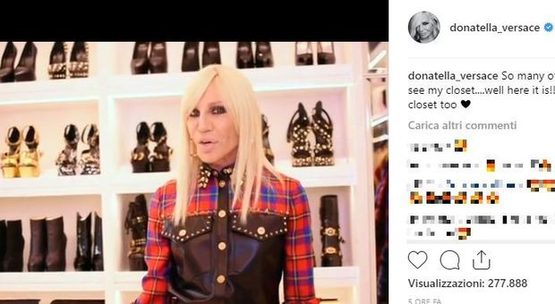 Donatella Versace mostra il suo armadio su Instagram e i followers impazziscono