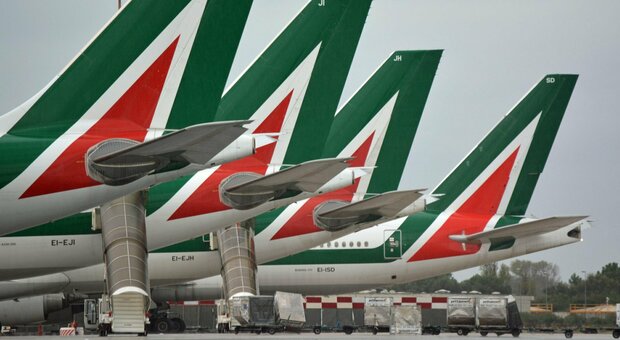 Alitalia, ora il carburante scarseggia: ma c è il piano per pagare gli stipendi