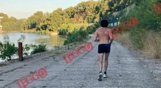 A petto nudo lungo il Tevere: l'ex ministro Toninelli sfida il caldo e si allena nel cuore di Roma FOTO