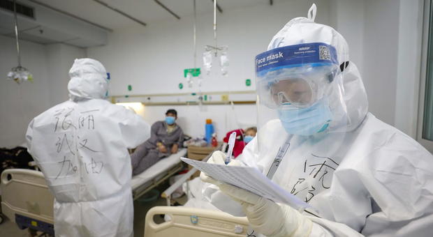 Coronavirus, Niccolò torna a casa: la Cina autorizza il decollo dell'aero con il 17enne Coronavirus, Niccolò torna a casa: la Cina autorizza il decollo dell'aero con il 17enne