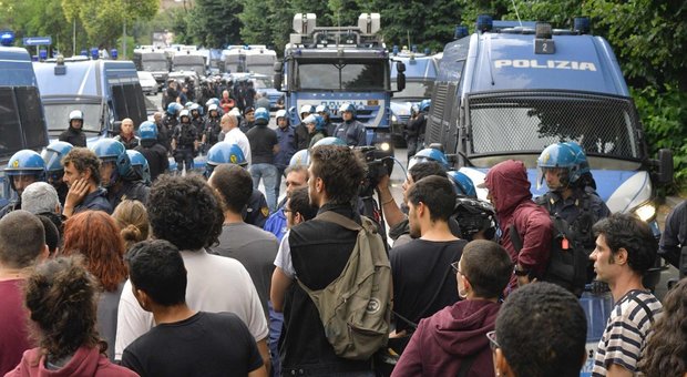 Roma, sassaiole e incidenti: sgomberata via Capranica. Tre occupanti arrestati, 145 accettano un alloggio