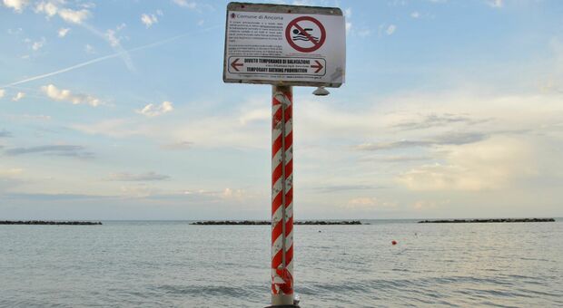 Dopo la pioggia arrivano i divieti: niente tuffi da Palombina a Torrette Dopo la pioggia arrivano i divieti: niente tuffi da Palombina a Torrette