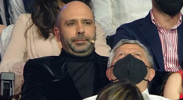 Checco Zalone, show a Sanremo 2022. Poi la frecciata: «Manca quella scema...»
