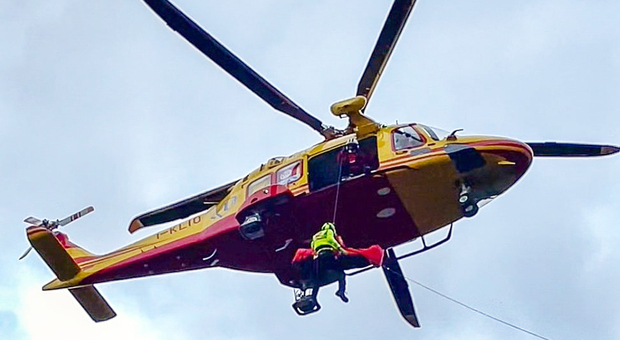 Rovinosa caduta sul Conero: il medico si cala dall'elicottero per soccorrere il ciclista