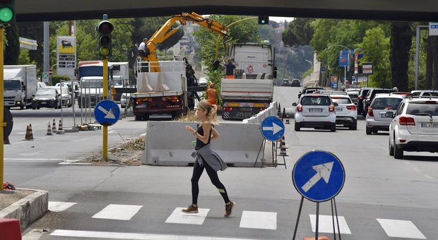 Corso Francia, stop attraversamenti: arrivano le barriere al posto del guard rail