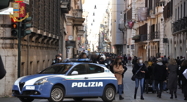 Roma, strappano catenina d'oro dal collo di un 66enne: arrestati due giovani