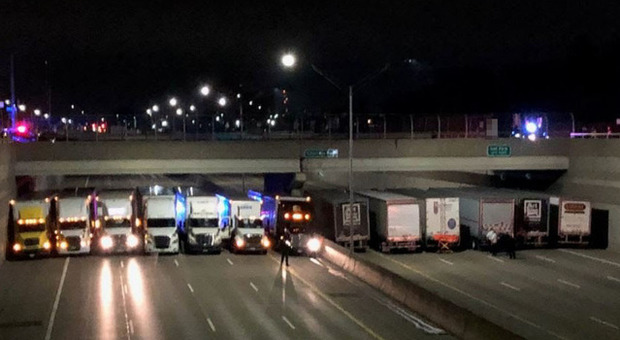 Usa, vuole gettarsi da un ponte: 13 camionisti fanno da materasso e lo salvano