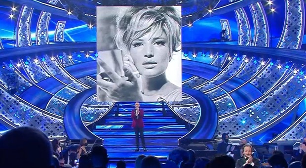 Sanremo 2022, l'omaggio emozionante a Monica Vitti: standing ovation dell'Ariston