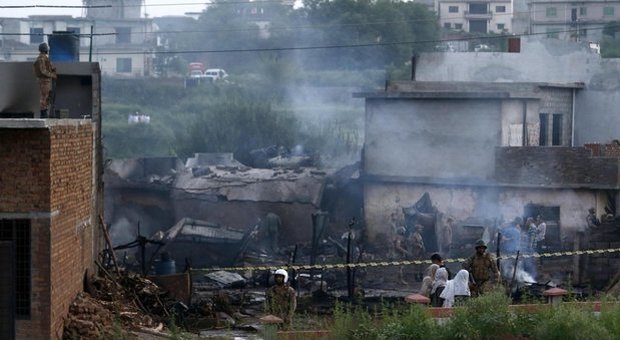 Aereo militare precipita sulle case: almeno 17 morti Aereo militare precipita sulle case: almeno 17 morti