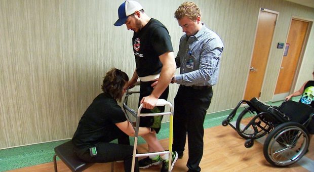Tre paraplegici tornano a camminare con stimolazione wireless