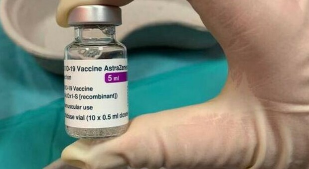 AstraZeneca, scoperto il "difetto" del vaccino inglese: come evitare i rari casi di coaguli nel sangue